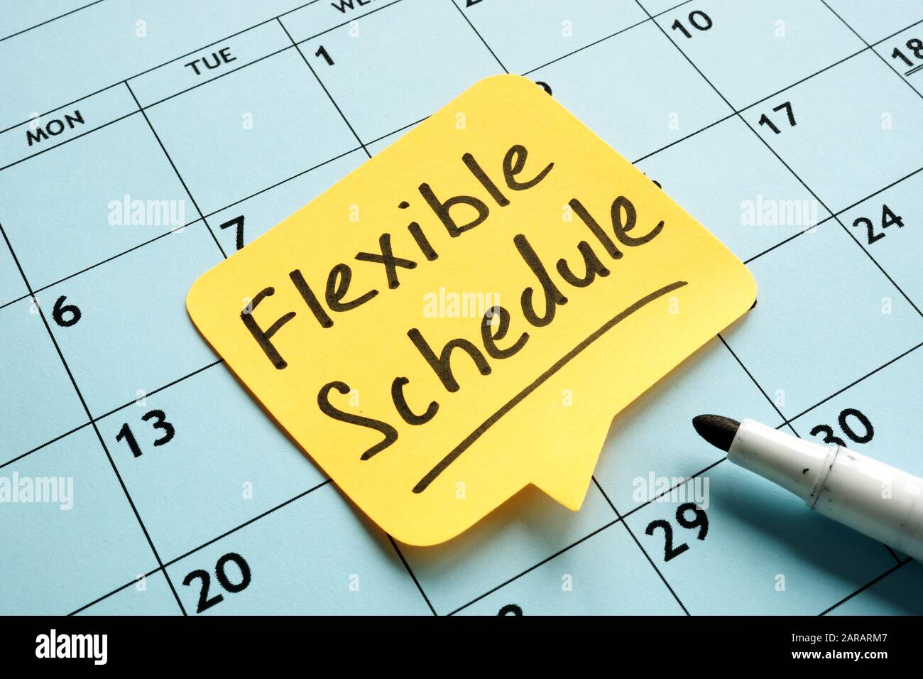 Programmazione flessibile memo scritti a mano sul calendario. Foto Stock