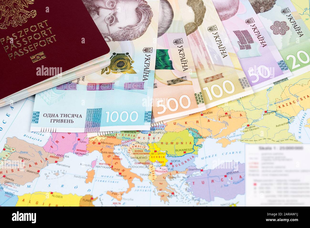 Passaporto con denaro ucraino sullo sfondo della mappa Foto Stock