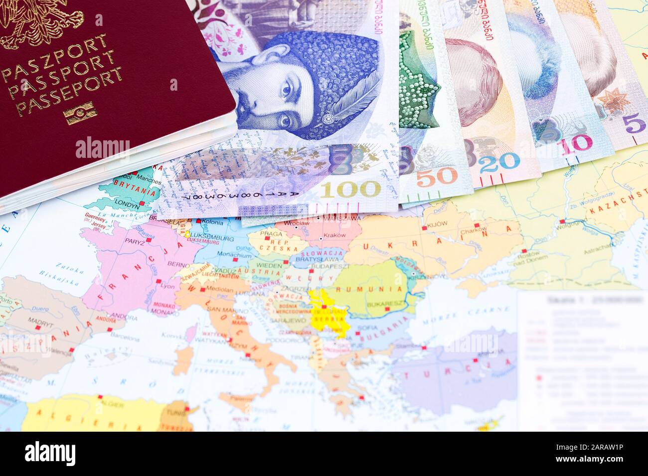 Passaporto con denaro georgiano sullo sfondo della mappa Foto Stock
