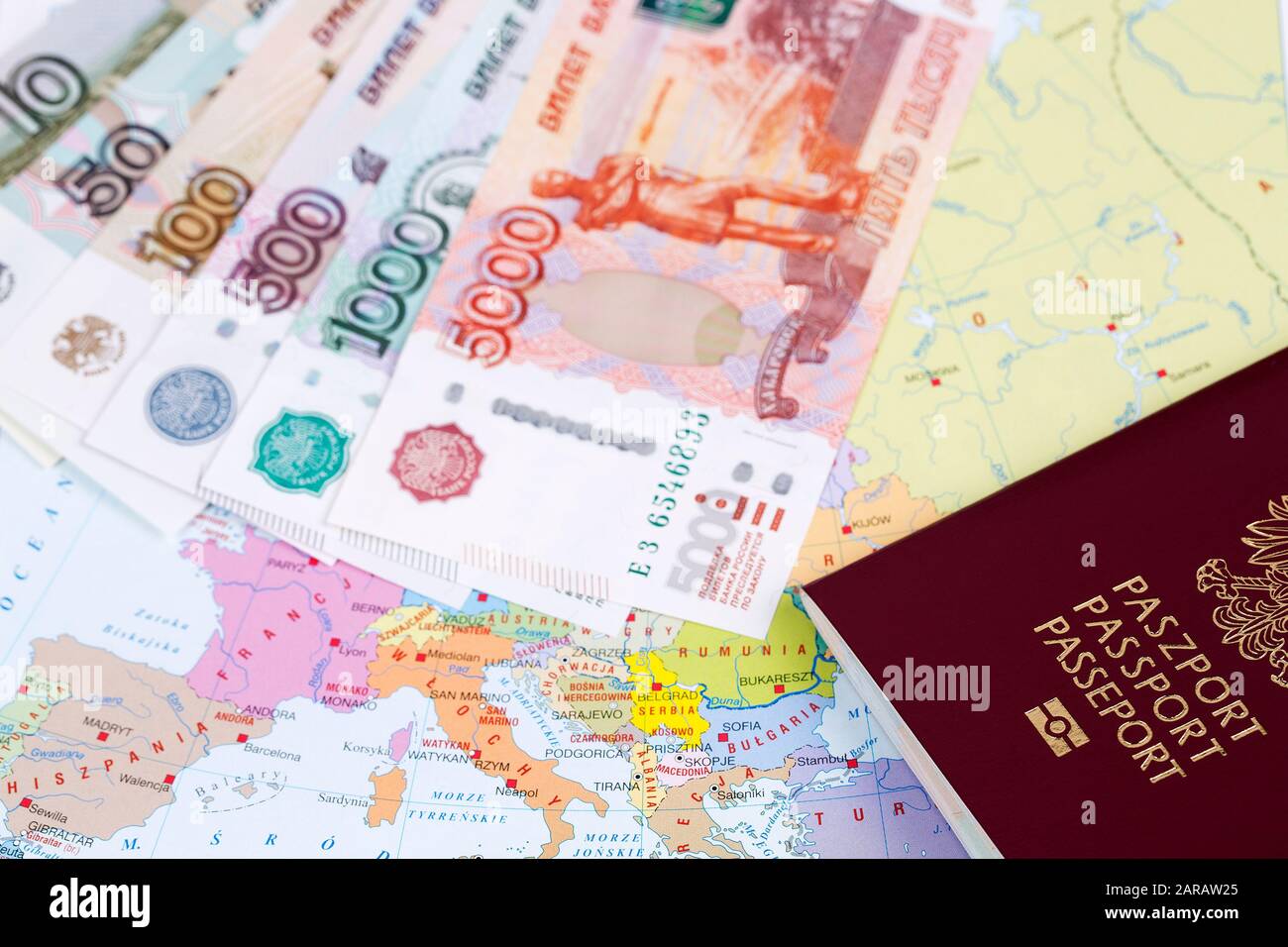 Passaporto con soldi russi sullo sfondo della mappa Foto Stock