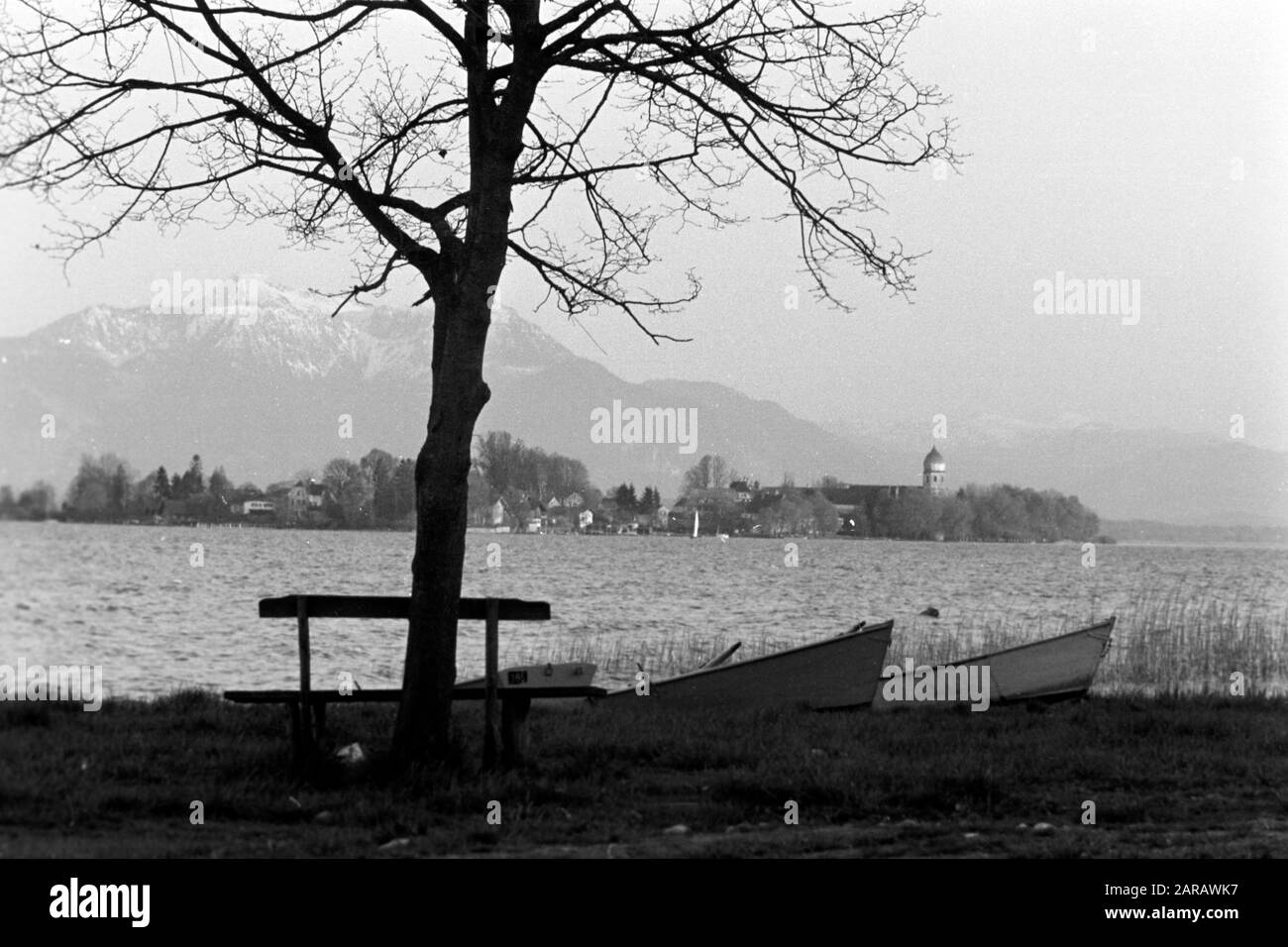 Sonnenuntergang am Ufer des Chiemsee, Blick zur Fraueninsel mit Kloster Frauenwörth, 1957. Tramonto sulle rive del Chiemsee, vista sul Fraueninsel e sul monastero di Frauenwörth, 1957. Foto Stock