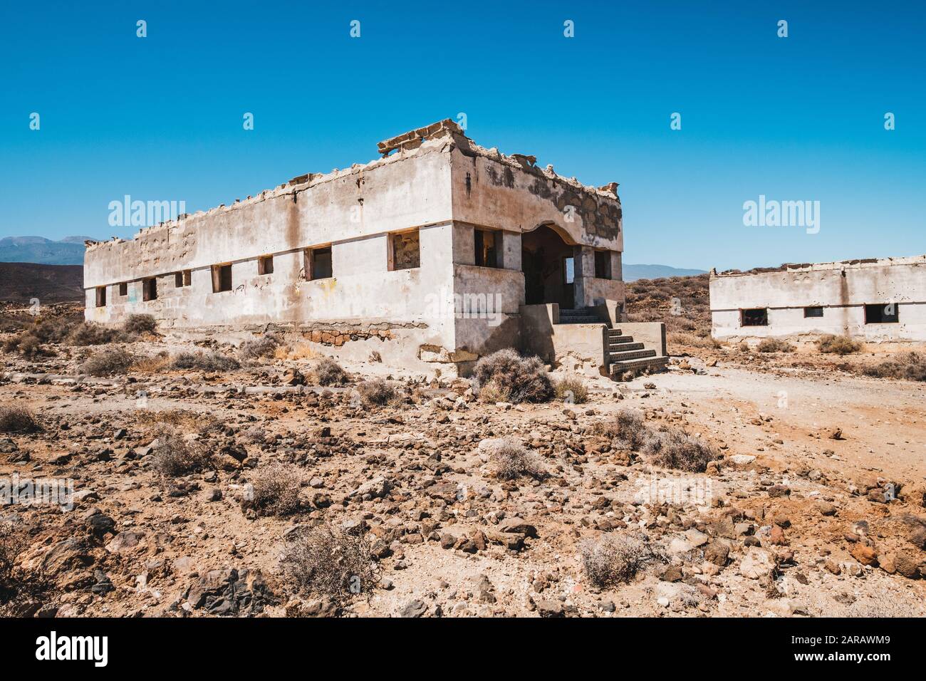 rovine di edifici abbandonati nella città fantasma nel paesaggio desertico - Foto Stock