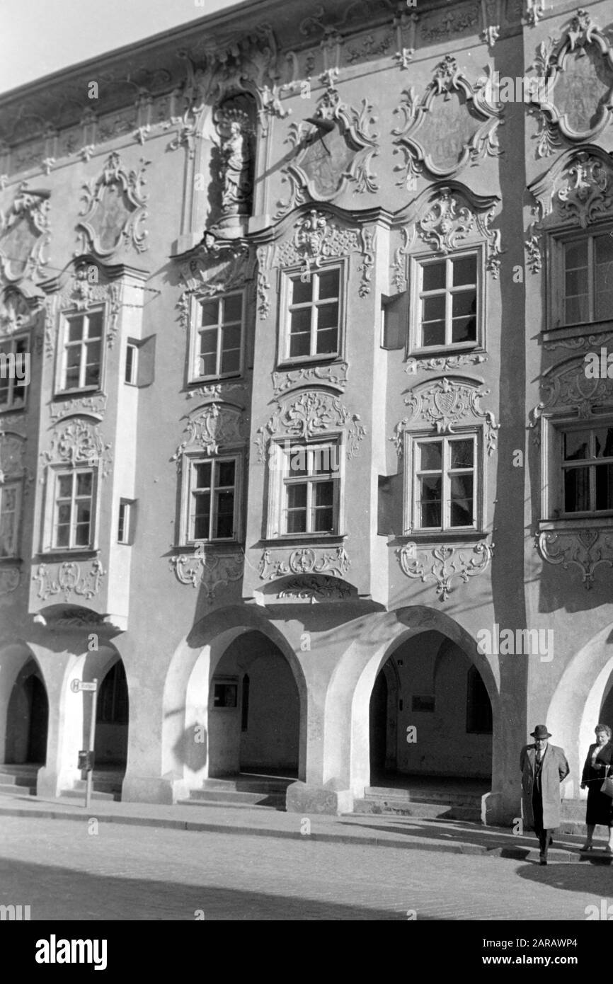 Das Kernhaus mit Rokoko-Fassade von Stuckateur Johann Baptist Zimmermann, heute beherbergt der rechte Teil das Hotel und Gasthaus Paulanerstuben, der linke das Amtsgericht Wasserburg, 1957. Kern Building con facciata rococò disegnata da Johann Baptist Zimmermann, che oggi serve come Hotel e ristorante Paulanerstuben nell'ala destra e come corte locale nell'ala sinistra, 1957. Foto Stock