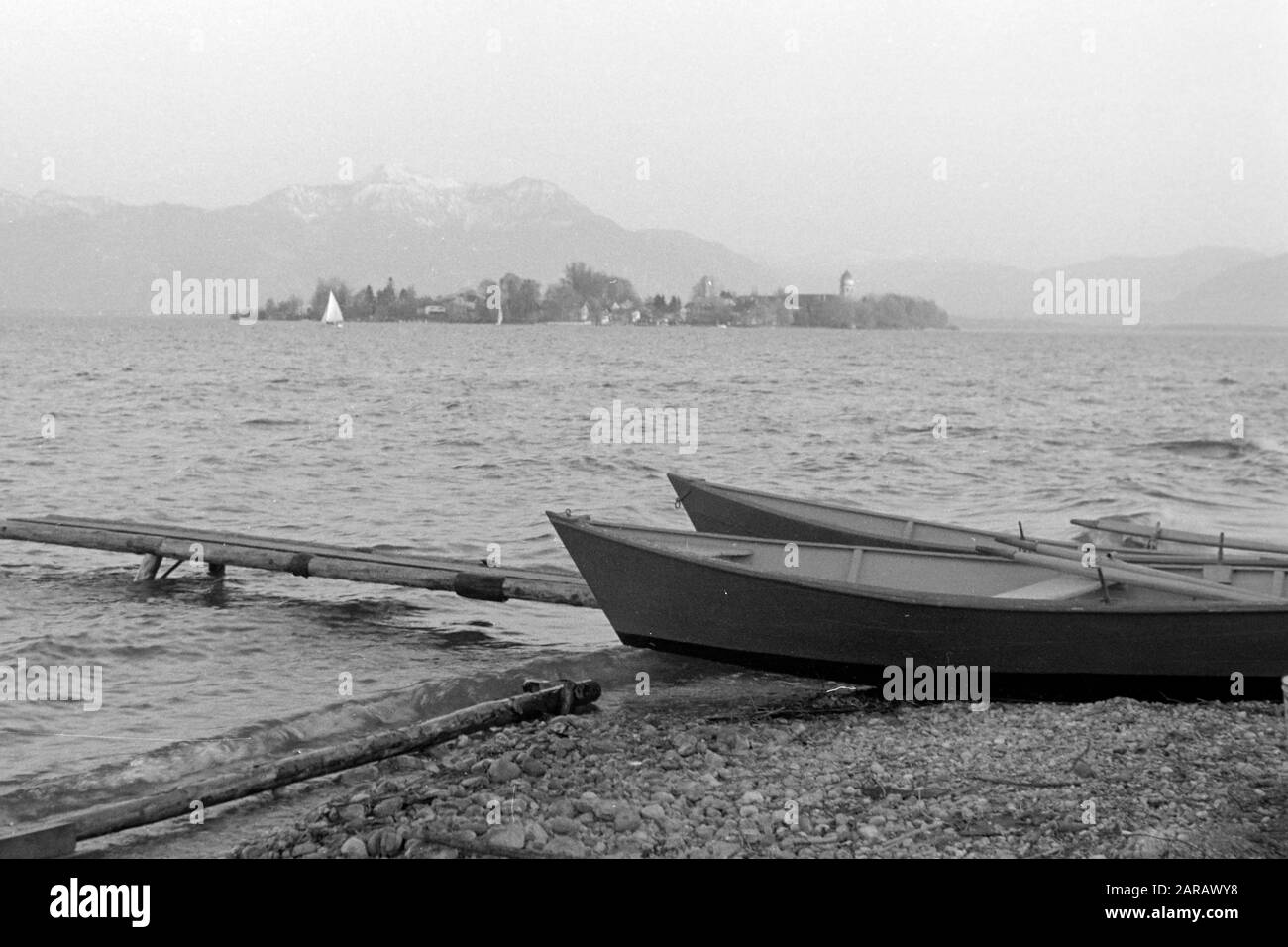 Sonnenuntergang am Ufer des Chiemsee, Blick zur Fraueninsel mit Kloster Frauenwörth, 1957. Tramonto sulle rive del Chiemsee, vista sul Fraueninsel e sul monastero di Frauenwörth, 1957. Foto Stock