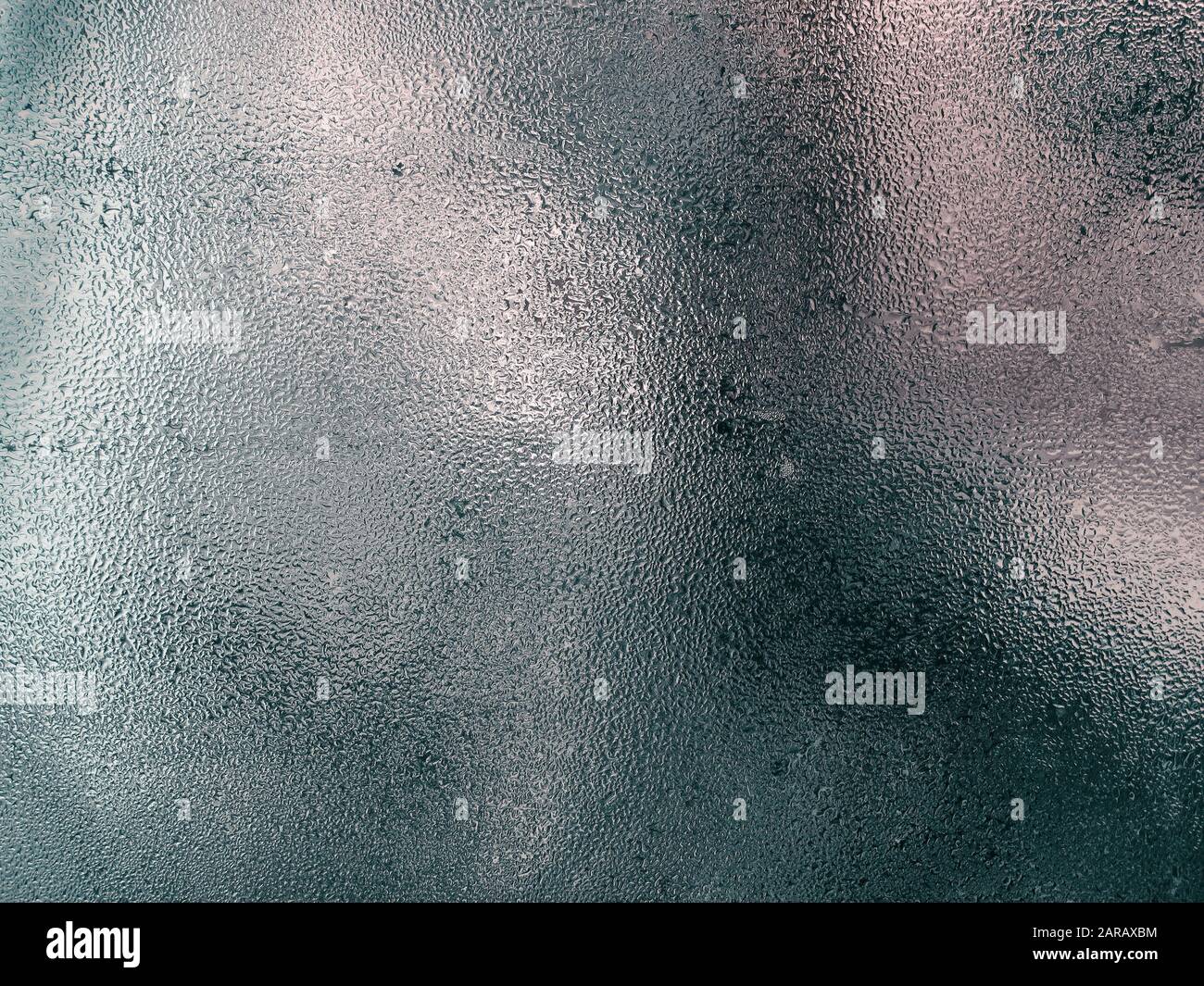 Immagine di sfondo con la trama di gocce d'acqua sul vetro. Foto Stock