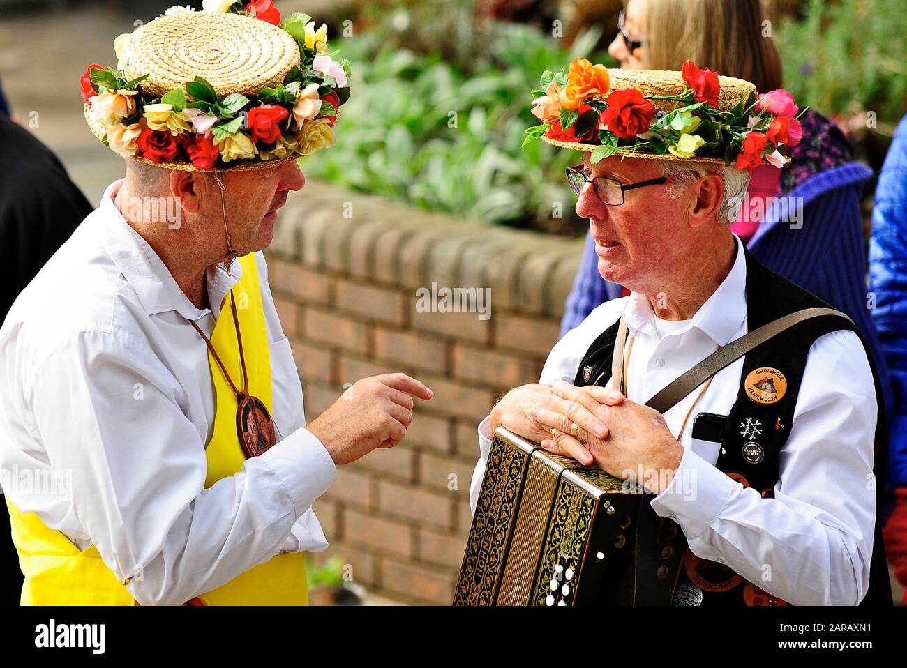 Discussione tra due membri della troupe danzante di clog in un festival di ballo di Morris Foto Stock