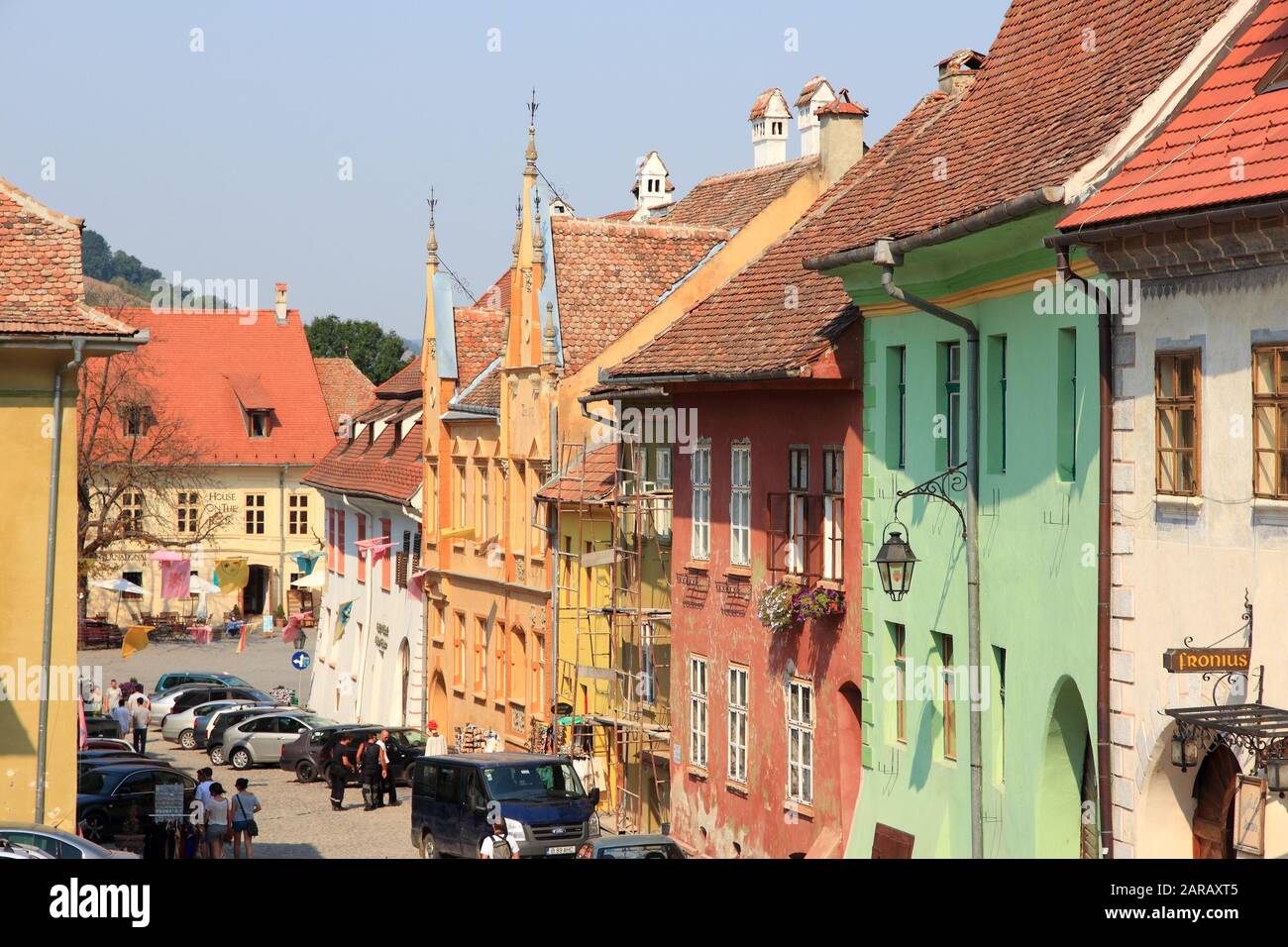SIGHISOARA, Romania - 25 agosto 2012: la gente visita città vecchia in Sighisoara, Romania. Sighisoara è un sito Patrimonio Mondiale dell'UNESCO e un popolare turismo Foto Stock