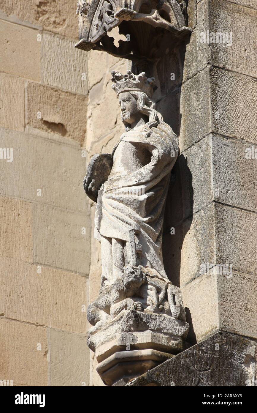 Città di Brasov in Transilvania, Romania. La Chiesa Nera dettaglio - statua della Vergine Maria in piedi sul Diavolo. Foto Stock