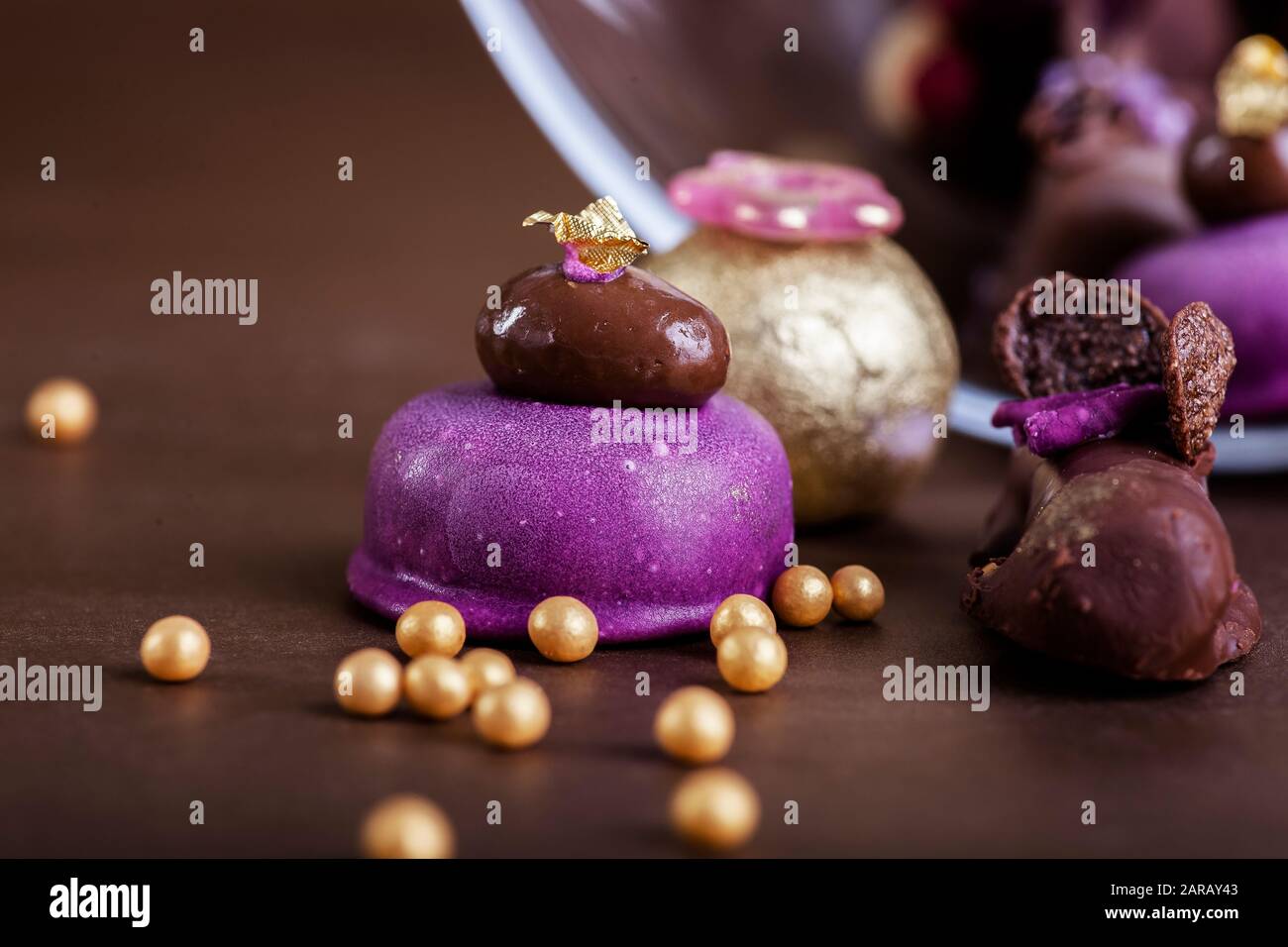 Piccoli dolci al cioccolato con burro di mandorla, nocciola e noce Foto Stock
