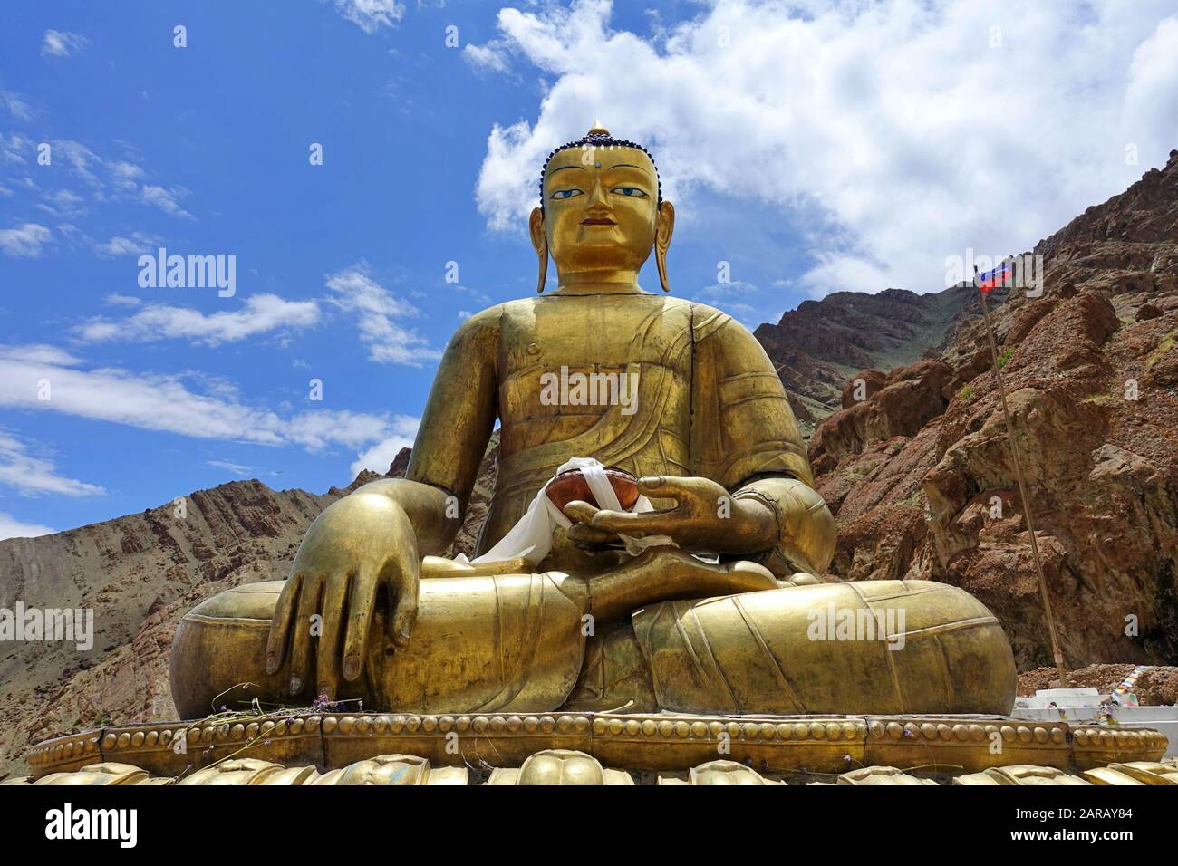 Statua del Buddha sopra il Monastero di Hemis un monastero buddista himalayano (gompa) del lignaggio di Drukpa, in Hemis, Ladakh, India. Foto Stock