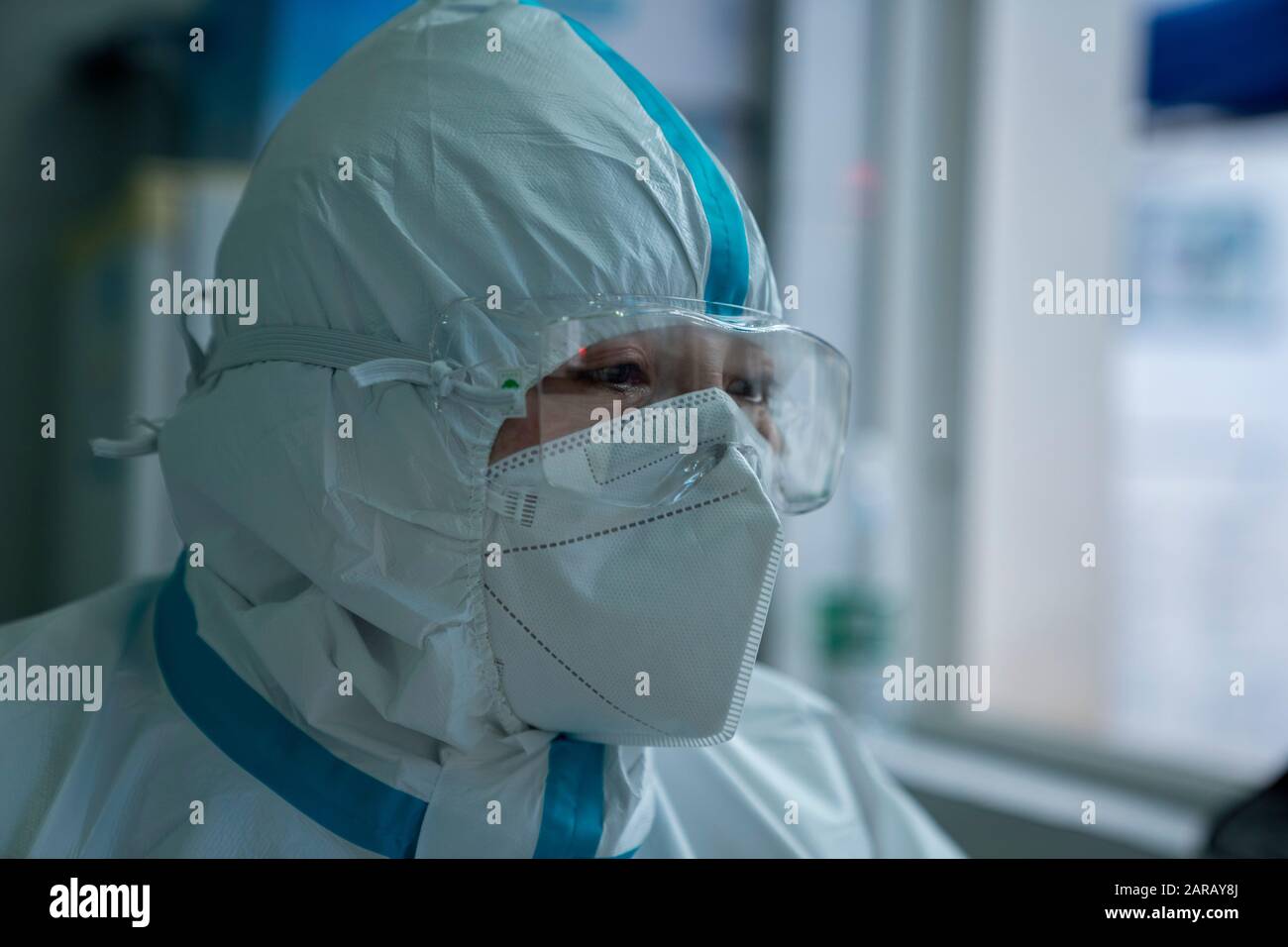 Un medico cinese che indossa indumenti protettivi esamina un paziente affetto da febbre per la prevenzione del nuovo coronavirus in un ospedale durante il Chin Foto Stock