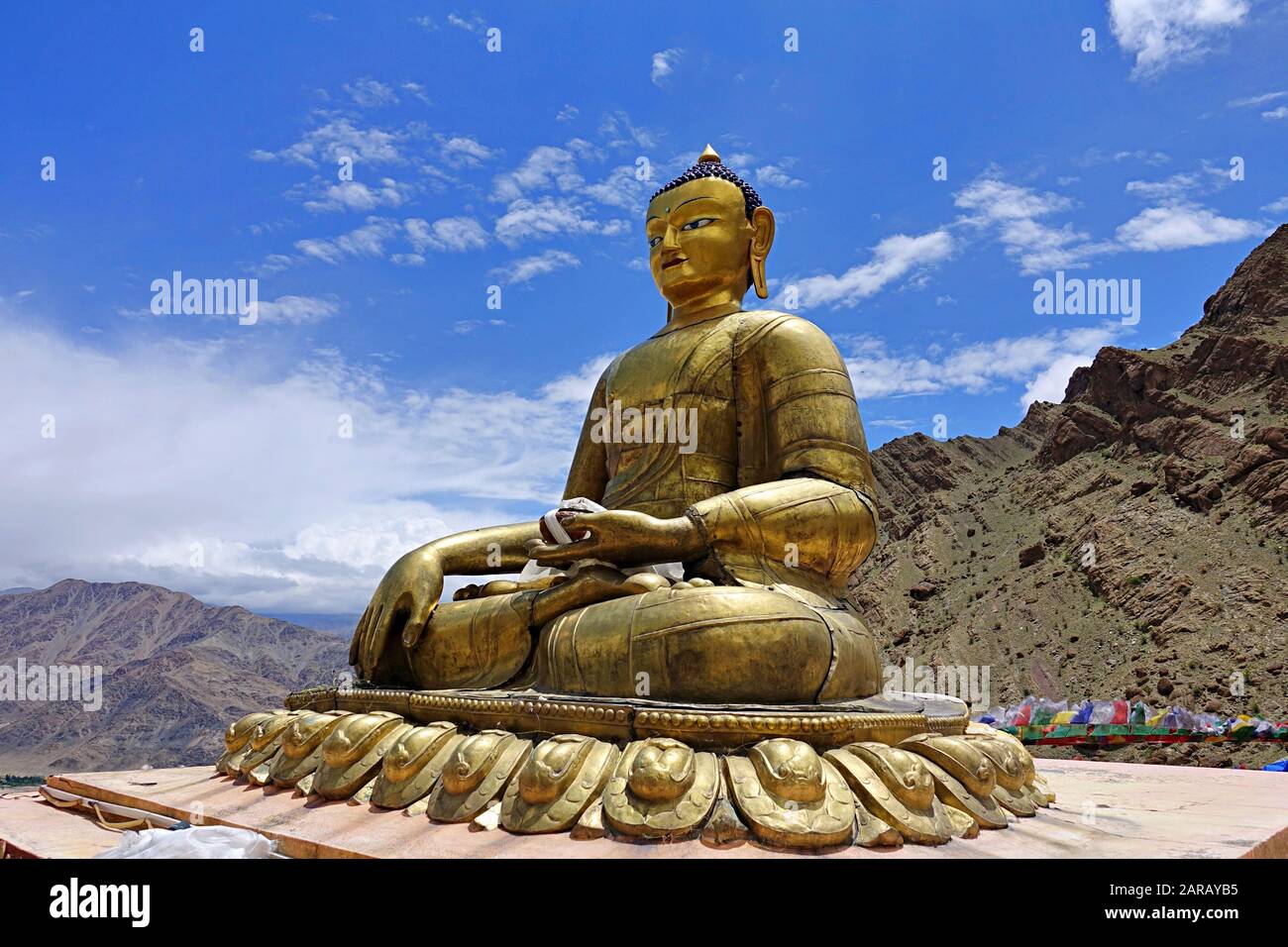 Statua del Buddha d'oro sul Monastero di Hemis, Hemis gompa, un monastero buddista himalayano (gompa) del lignaggio di Drukpa, a Hemis, Ladakh, India. Foto Stock
