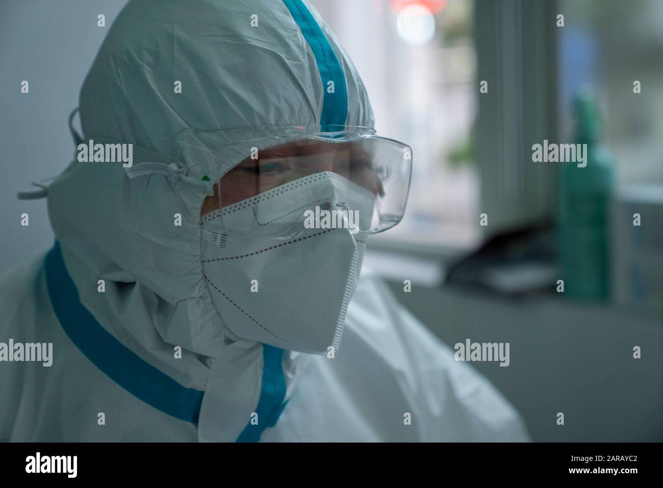 Un medico cinese che indossa indumenti protettivi esamina un paziente affetto da febbre per la prevenzione del nuovo coronavirus in un ospedale durante il Chin Foto Stock