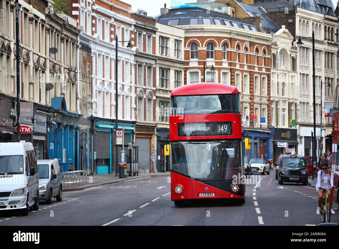 Londra, Regno Unito - 9 LUGLIO 2016: La gente viaggia su un nuovo autobus urbano Routemaster a Londra, Regno Unito. I trasporti per Londra (TFL) effettuano 8.000 autobus su 673 rotte. Foto Stock