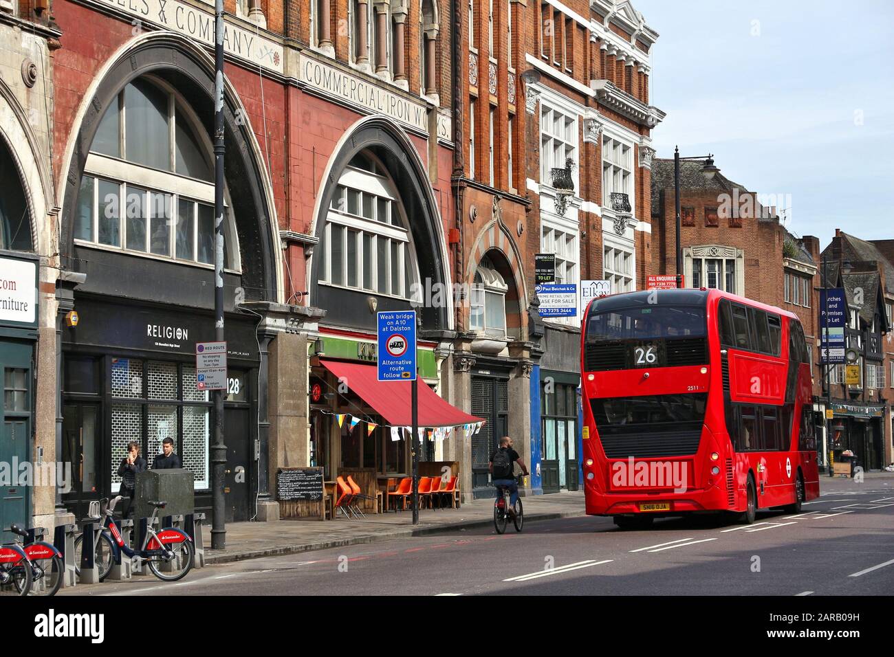 LONDON, Regno Unito - 9 Luglio 2016: la gente ride di un autobus urbano a Londra, Regno Unito. Trasporto per Londra (TFL) opera 8.000 autobus su 673 rotte. Foto Stock