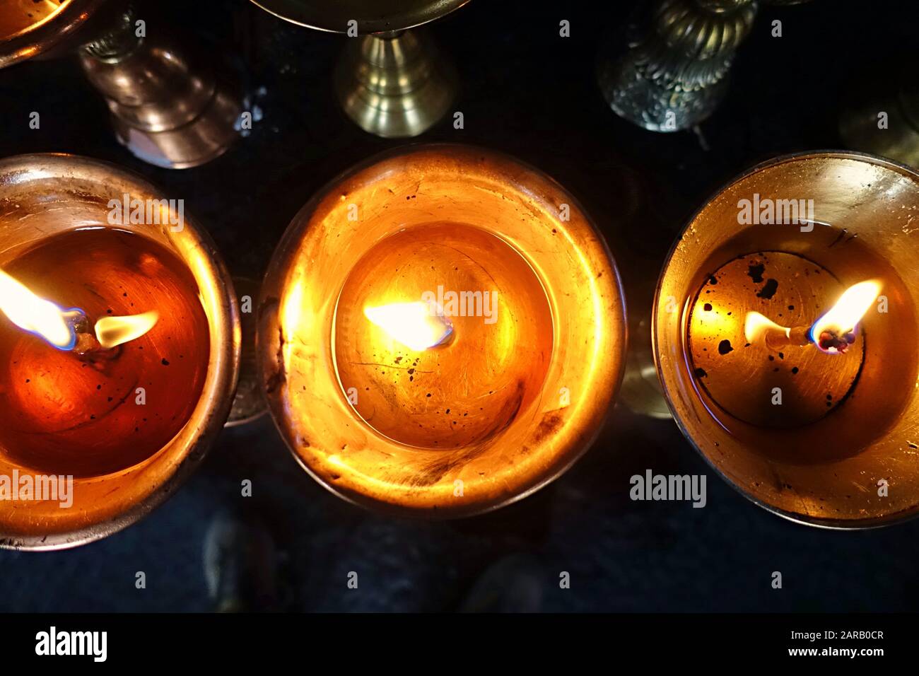Candele di olio buddista bruciano con olio di albicocca nel tempio in Ladakh Foto Stock