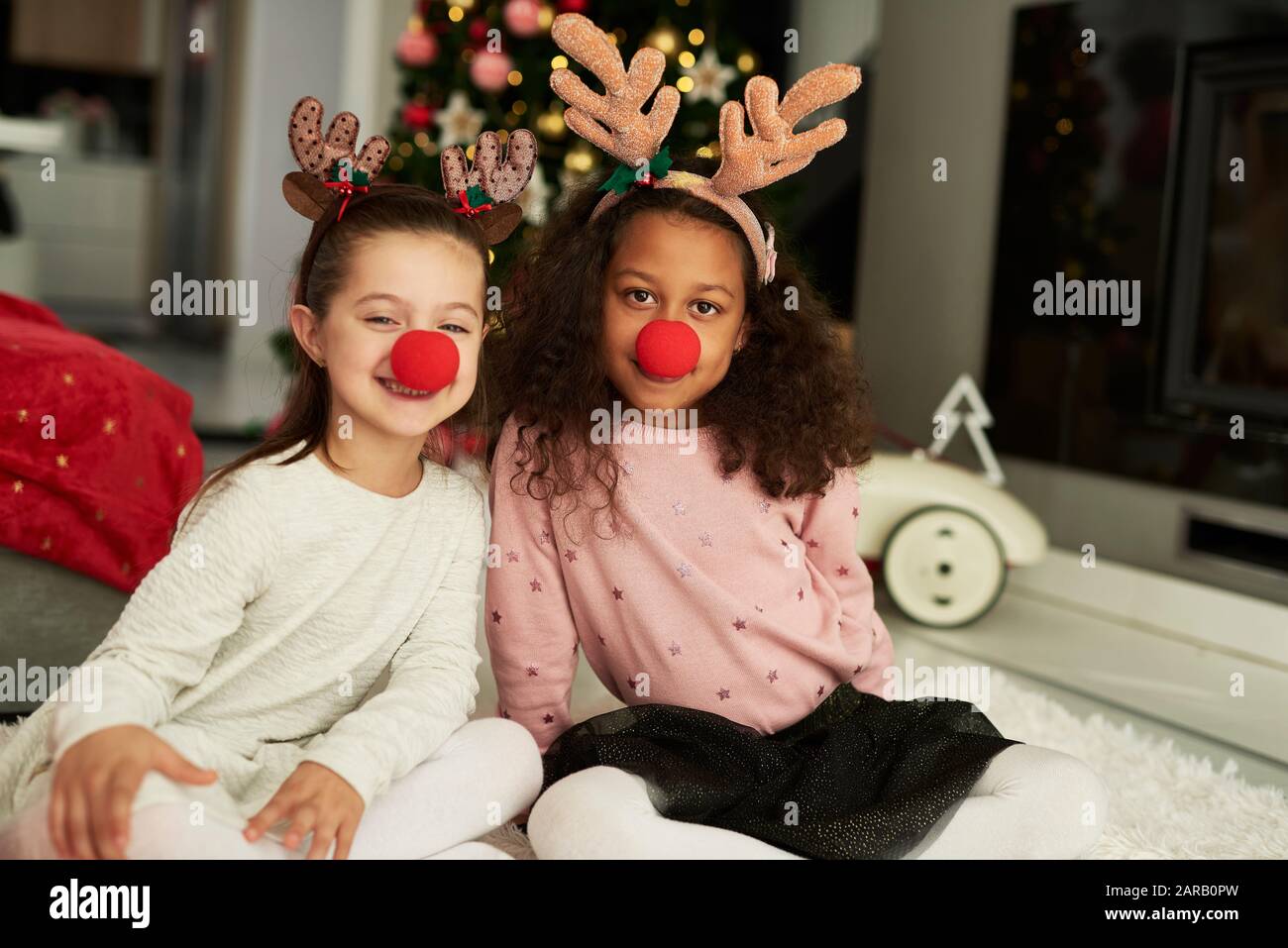 Le ragazze felici sono pronte per Natale Foto Stock