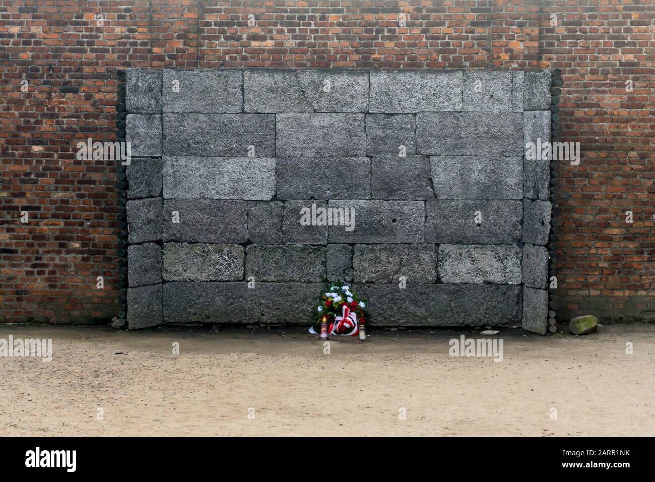 Muro di morte nel cortile di esecuzione al campo di concentramento di Auschwitz, Oświęcim, Polonia Foto Stock