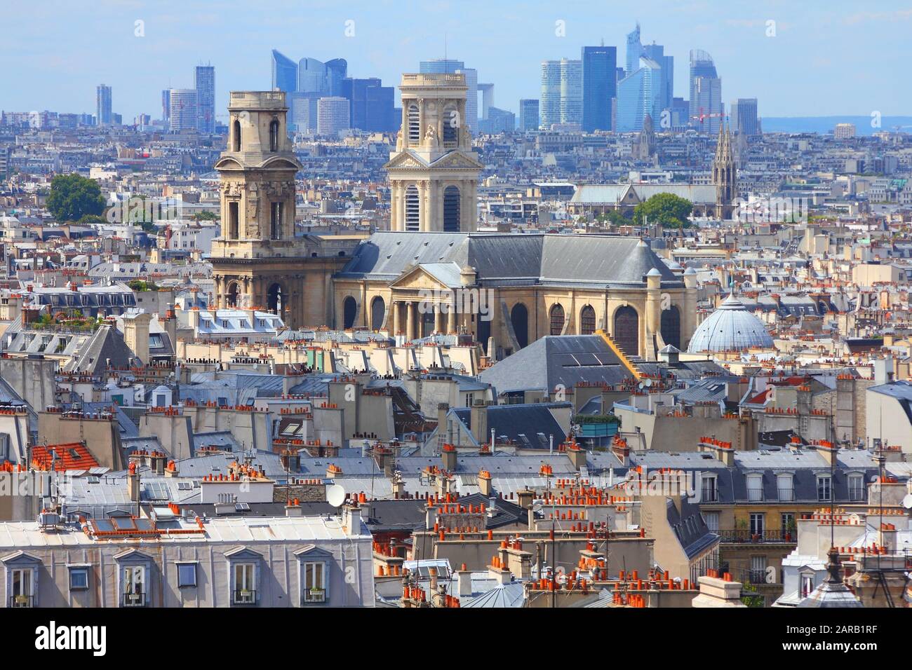 Skyline di Parigi con chiesa di Saint Sulpice. Architettura vecchia e nuova. Foto Stock