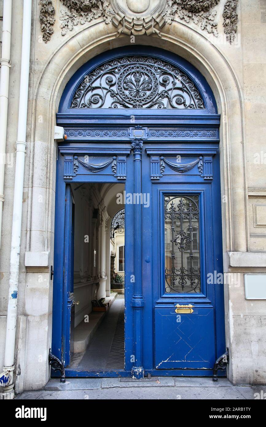 Vecchia porta ornata a Parigi, Francia - tipico vecchio edificio di appartamenti. Foto Stock
