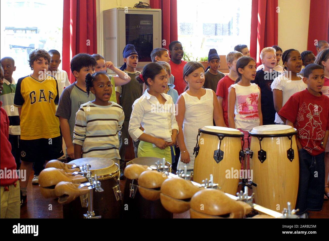 scuola elementare di musica con bambini che giocano su strumenti percussivi Foto Stock