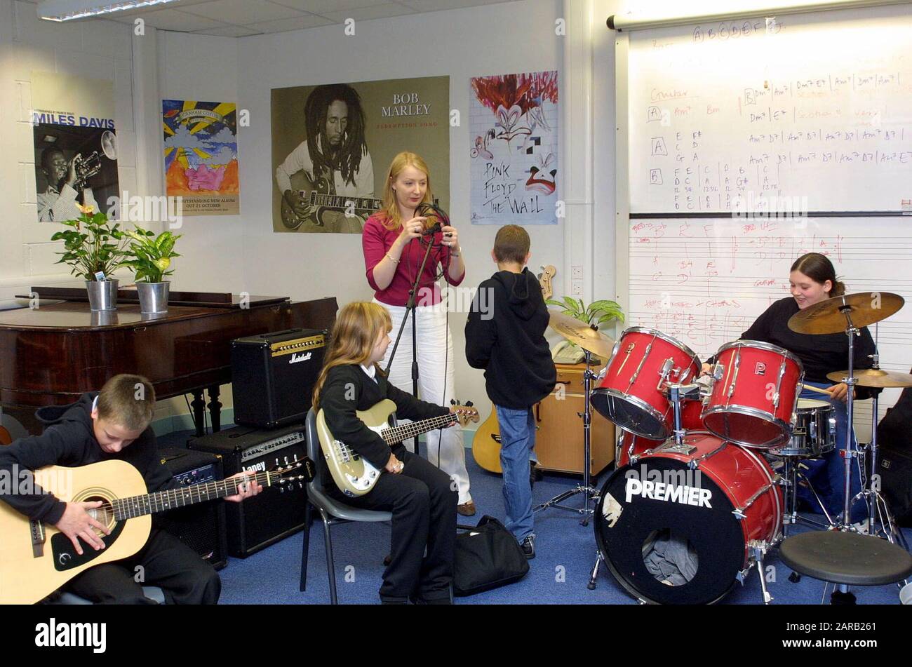 Anno 6 studenti che suonano strumenti in classe musicale Foto Stock