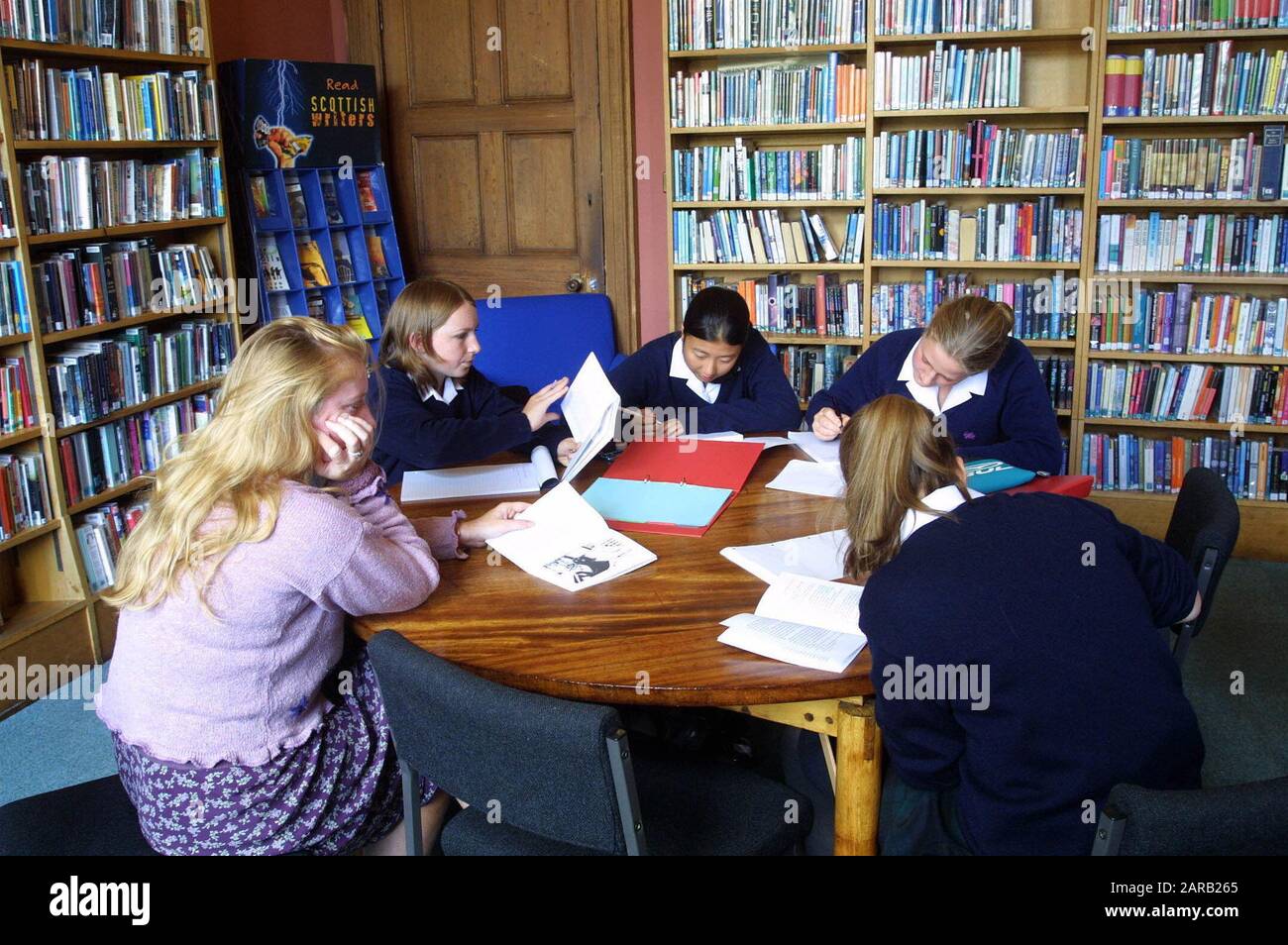 Scuola secondaria ragazze anno 9 nella biblioteca che studia per i test SATS Foto Stock