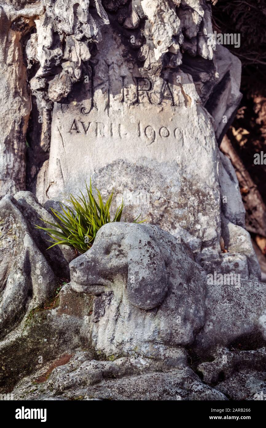 Vecchia tomba nel cimitero degli animali di Parigi a Asnières-sur-Seine, Francia. Il 'Cimitero dei cani e di altri animali domestici' è il più antico cimitero degli animali domestici in Foto Stock