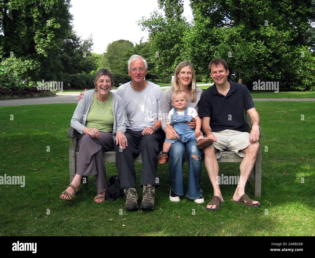 ritratto di 3 generazioni di una famiglia presa all'aperto in estate in un parco Foto Stock
