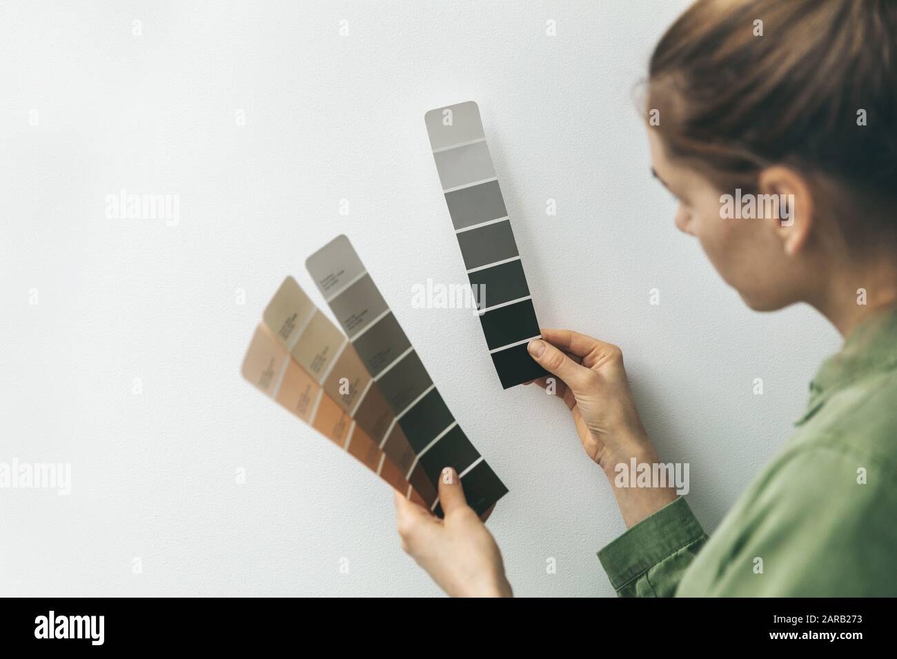 designer di interni che seleziona il colore della vernice a parete dai campioni Foto Stock