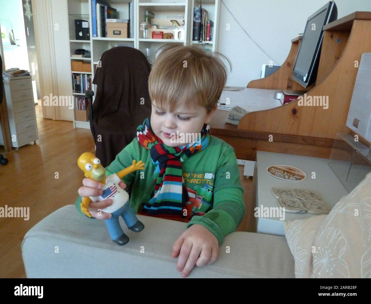Ragazzo giovane che gioca con il suo personaggio giocattolo Omero dei Simpsons Foto Stock