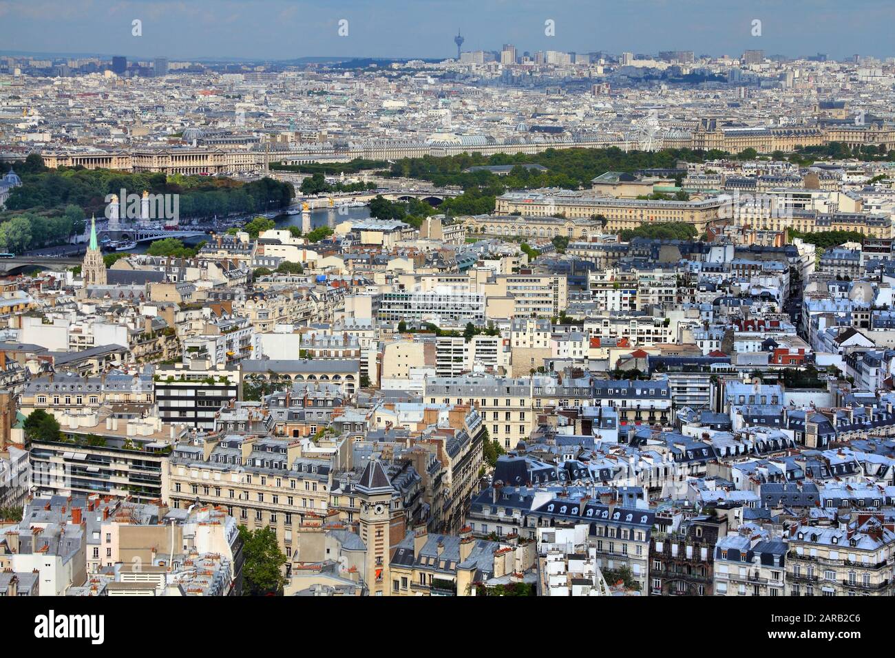Paris cityscape - veduta aerea della capitale della Francia. Louvre attraverso il fiume. Foto Stock