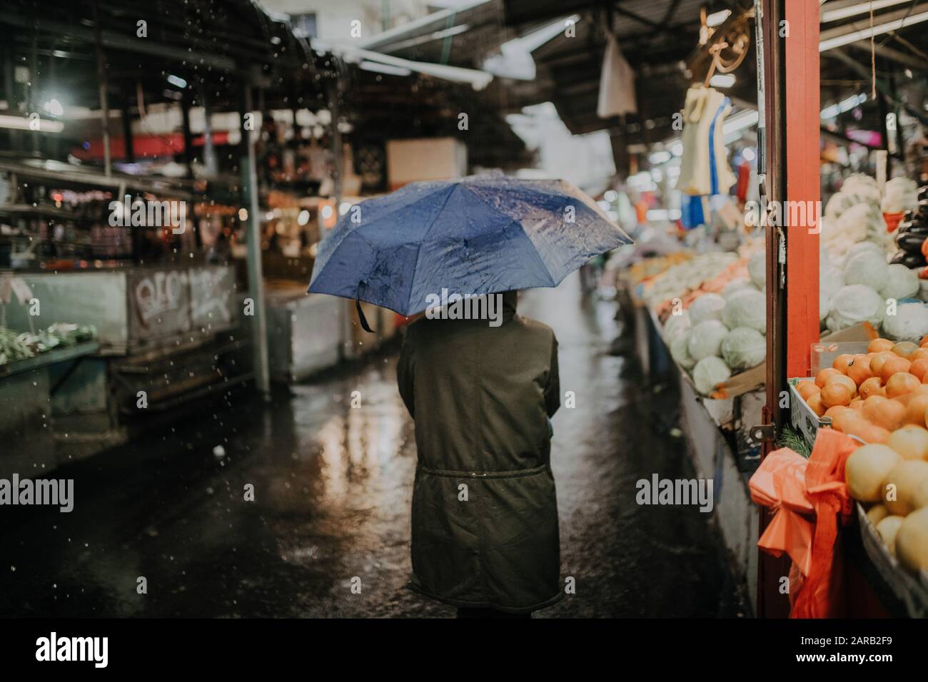 Giornata invernale piovosa all'aperto nel Carmel Market, Tel Aviv, Israele Foto Stock