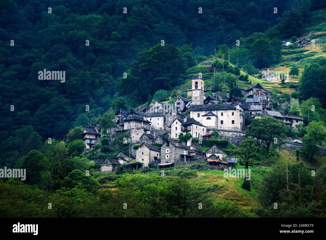 Antico borgo di Corippo situato nei pressi di Lavertezzo nel Canton Ticino, Svizzera Foto Stock
