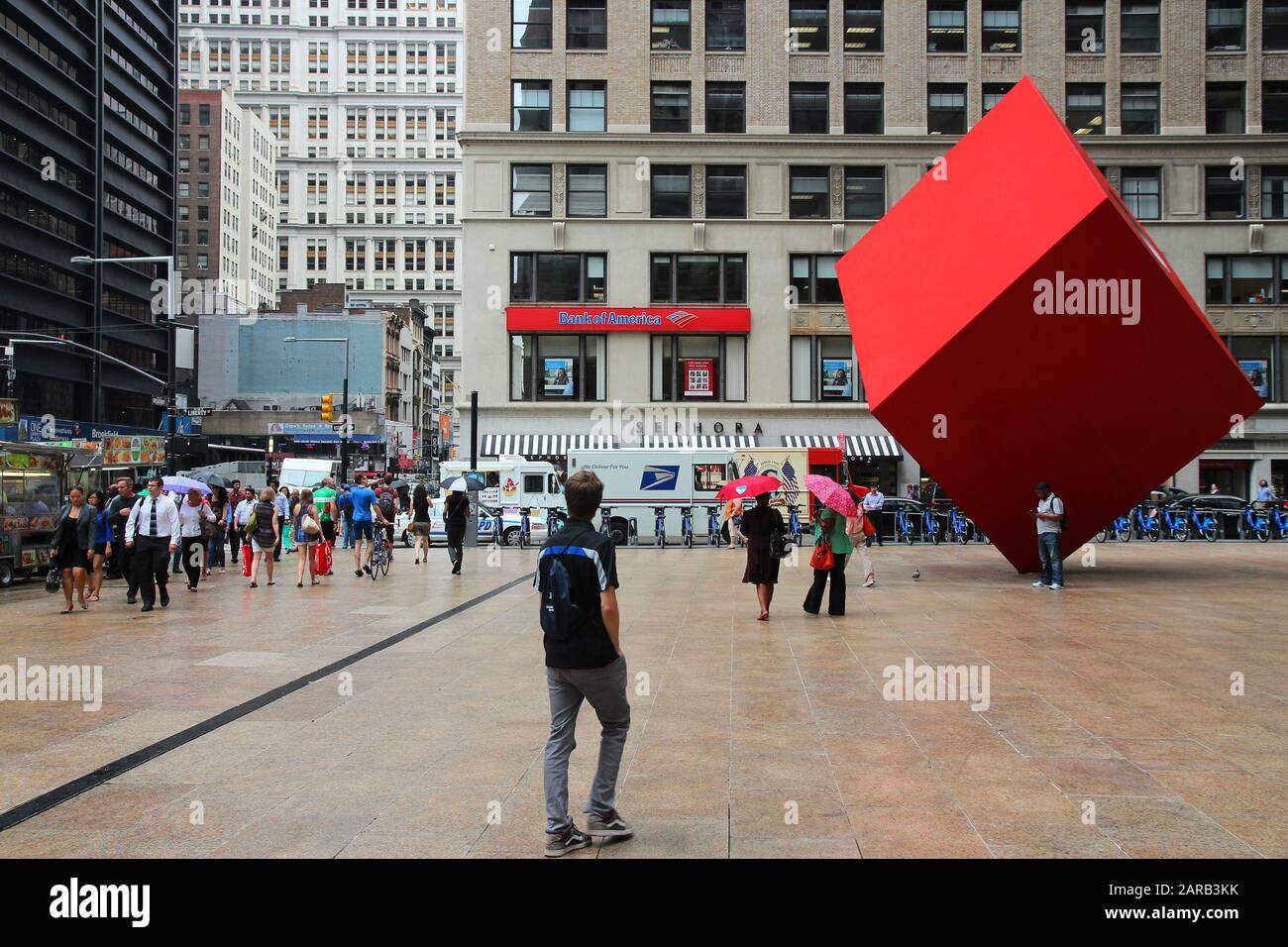NEW YORK, Stati Uniti d'America - 2 Luglio 2, 2013: la gente a piedi sotto il cubo rosso arte pubblica a New York. L'artwork da Isamu Noguchi risale al 1968. Foto Stock