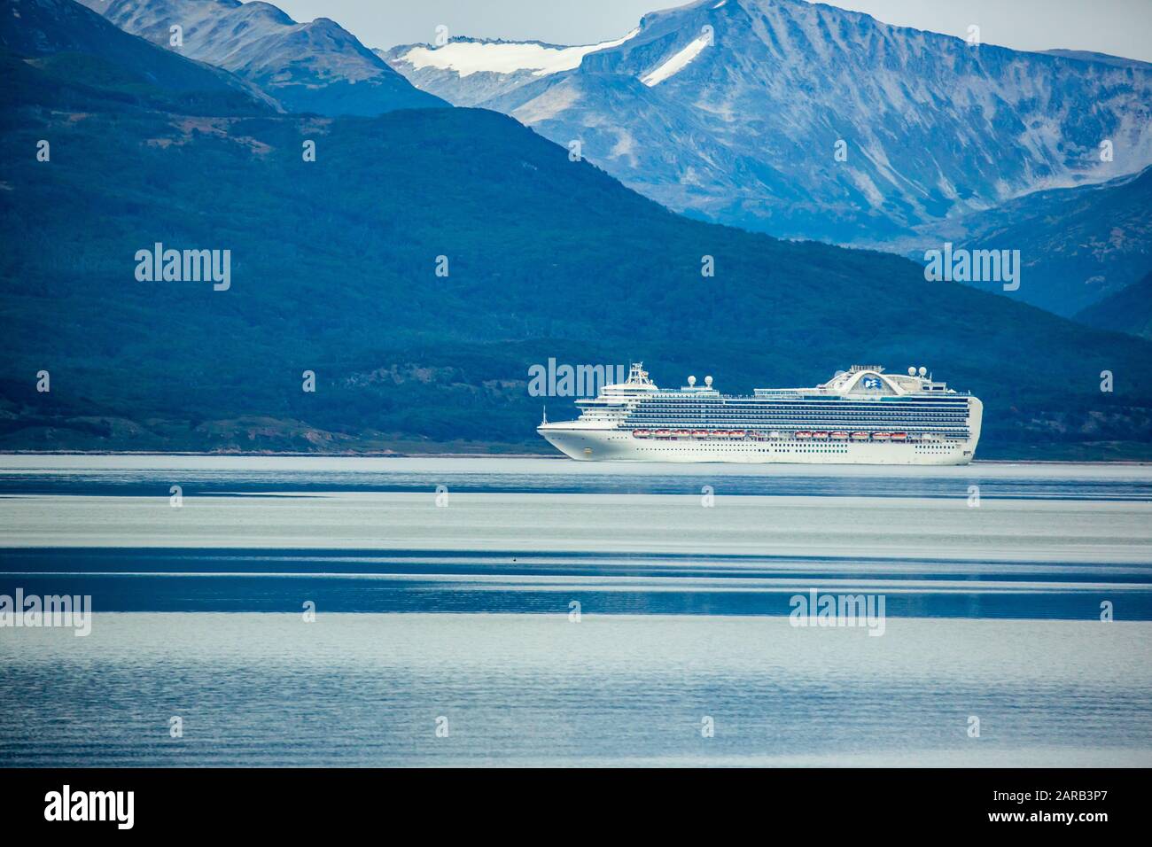 Crown Princess è una nave da crociera di classe Crown di proprietà e gestita dalla Princess Cruises. Fotografato nella baia di Ushuaia, Argentina Foto Stock