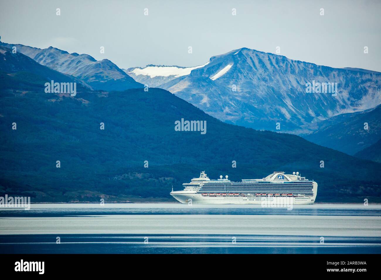 Crown Princess è una nave da crociera di classe Crown di proprietà e gestita dalla Princess Cruises. Fotografato nella baia di Ushuaia, Argentina Foto Stock