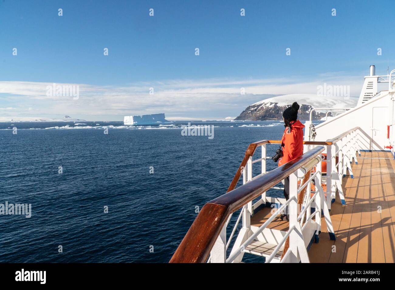 Nave da crociera per passeggeri antartici al largo delle coste ghiacciate dell'Antartide (Ocean Diamond Quark Expeditions) Foto Stock
