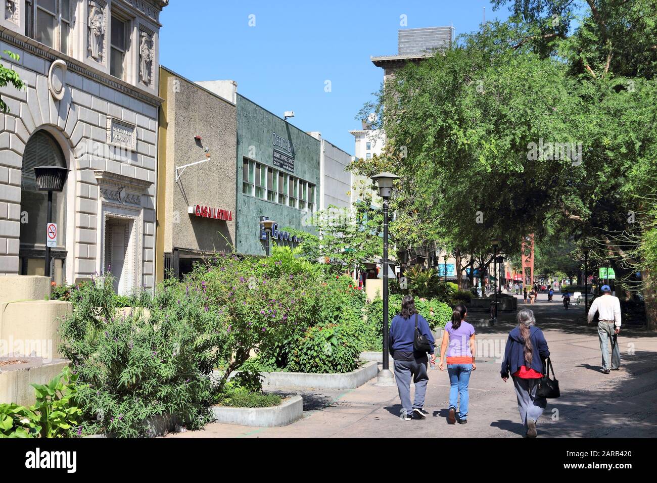 Fresno, STATI UNITI - 12 APRILE 2014: People Walk a Fresno, California. Fresno è la 5th città più popolosa della California (509.000 cittadini). Foto Stock