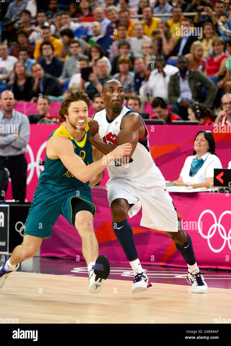 File: 27th Jan 2020. Londra, Regno Unito. 8 Agosto 2012. US Basketball star Kobe Bryant in gara per il Team USA contro l'Australia durante i quarti di finale del torneo di basket alle Olimpiadi di Londra del 2012. Bryant insieme alla figlia di 13 anni, Gianna è stata uccisa in un incidente in elicottero a Calabasas, California, domenica 26 gennaio 2019 Credit: Adam Stoltman/Alamy Live News Foto Stock