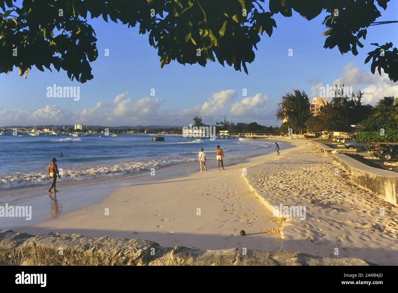 Spiaggia Di Ciottoli, Barbados, Caraibi. Circa 1989 Foto Stock