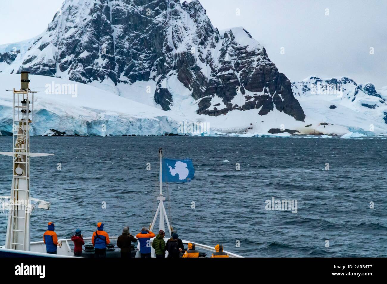Nave da crociera per passeggeri antartici al largo delle coste ghiacciate dell'Antartide (Ocean Diamond Quark Expeditions) Foto Stock