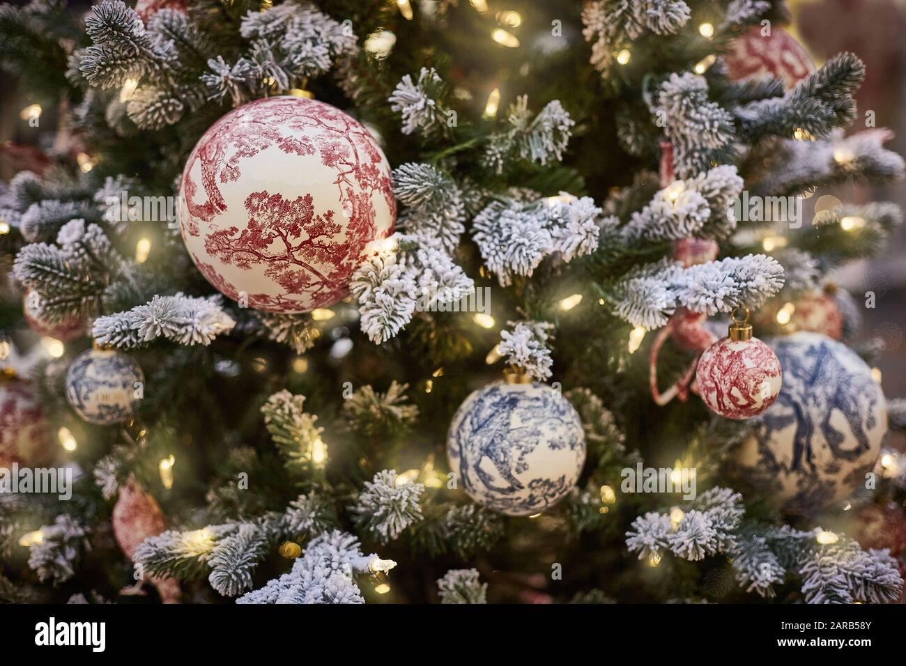 Carta di Capodanno. Palle e garland con luci sull'albero di Natale. Shot orizzontale Foto Stock