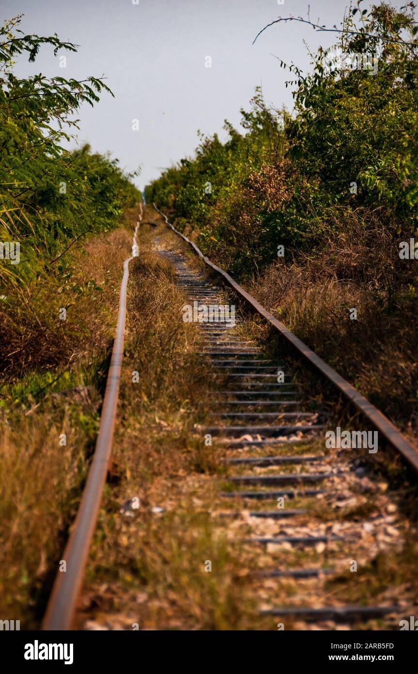 Il fatiscente sovradimensionate le vie della Cambogia settentrionale della linea ferroviaria vicino a Battambang parte del tratto di treno di bambù. Foto Stock