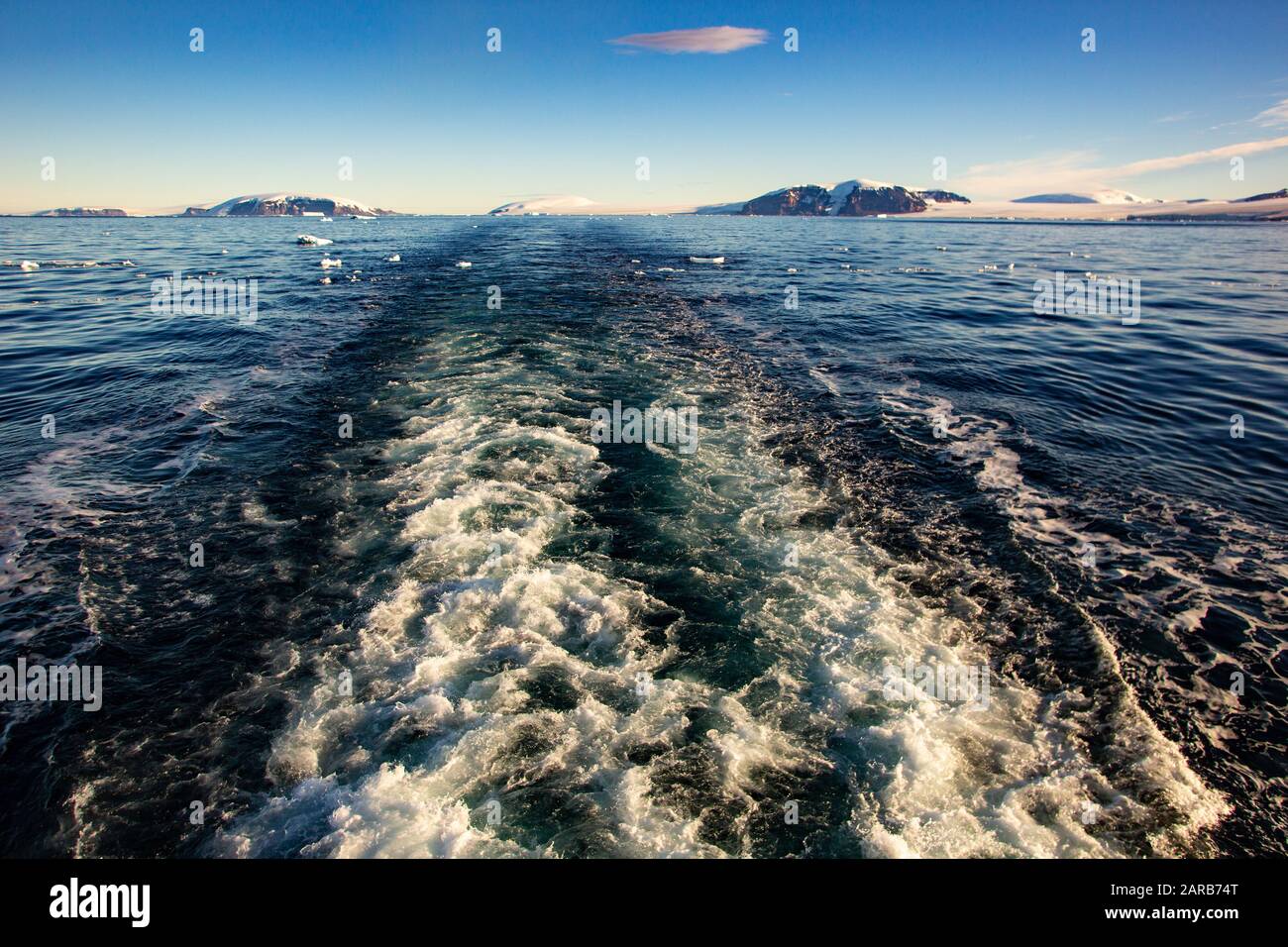la scia di una barca zodiacica che parte da una massa di ghiaccio nell'Atlantico meridionale dell'Antartico Foto Stock