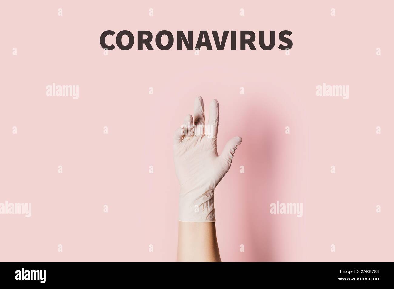Guanto medico con testo su sfondo rosa. Foto sul tema del coronavirus 2019-ncov in Cina. Disposizione piatta, vista dall'alto. Foto Stock
