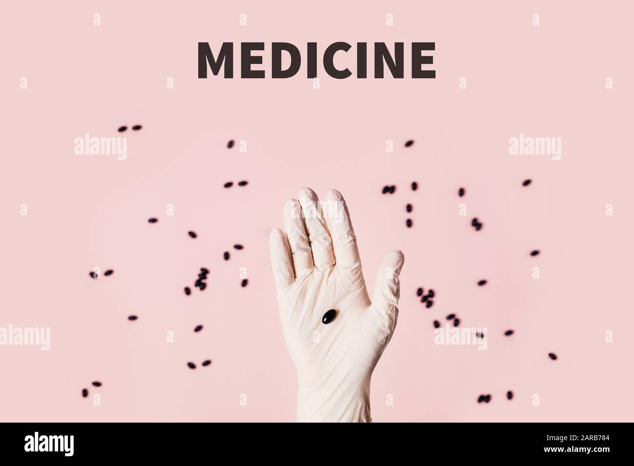 Guanto medico con tablet su sfondo rosa. Foto sul tema del coronavirus 2019-ncov in Cina. Disposizione piatta, vista dall'alto. Foto Stock