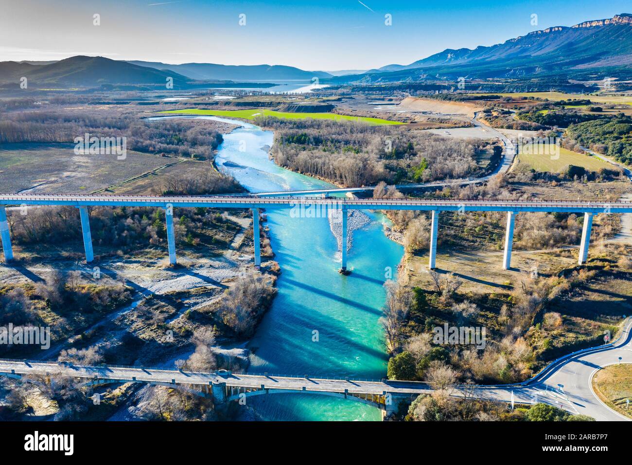 Veduta aerea di un ponte e di un fiume. Foto Stock