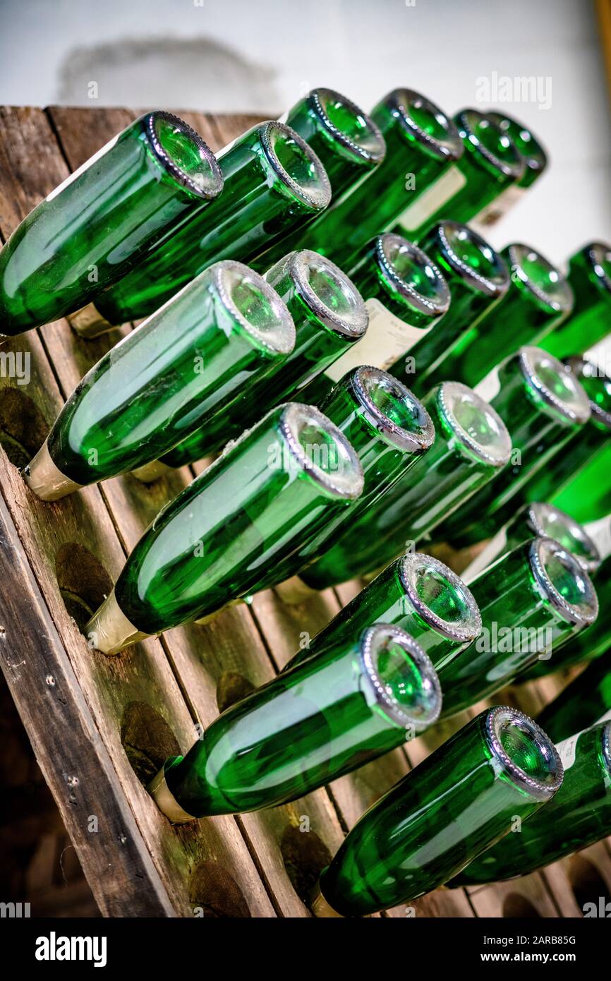 bottiglie per la produzione di champagne Foto Stock