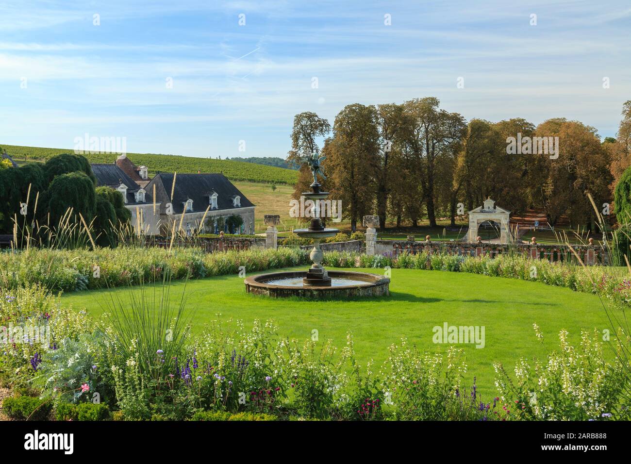Francia, Indre et Loire, Chancay, Chateau de Valmer giardini, vista del portico d'ingresso e castello allegato (menzione obbligatoria Chateau de Valmer) // Fr Foto Stock